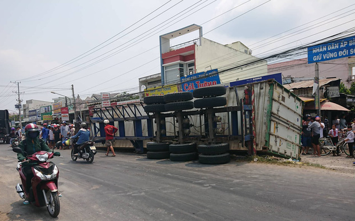 Giải cứu xe máy bị xe container lật đè: 3 bà cháu chết thảm - Ảnh 2.