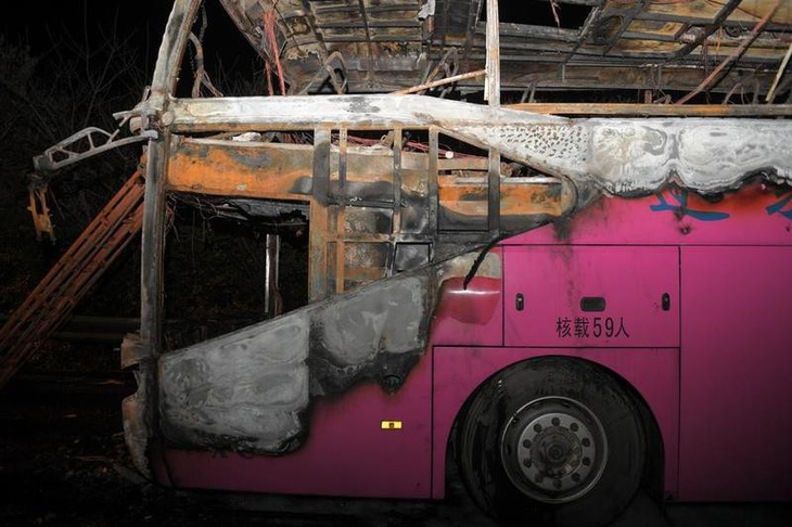 Cháy xe buýt du lịch, ít nhất 26 người chết - Ảnh 1.