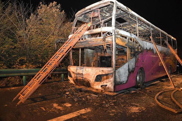 Cháy xe buýt du lịch, ít nhất 26 người chết - Ảnh 2.