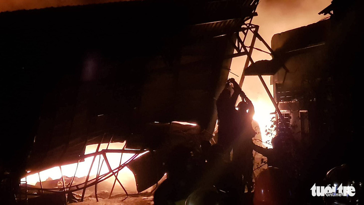 Cháy dữ dội ở Bà Điểm, Hóc Môn hơn 3 tiếng trong đêm - Ảnh 8.