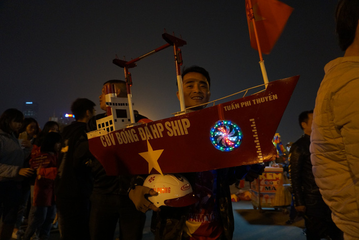 Vác du thuyền đi cổ vũ đội tuyển U23 Việt Nam - Ảnh 2.
