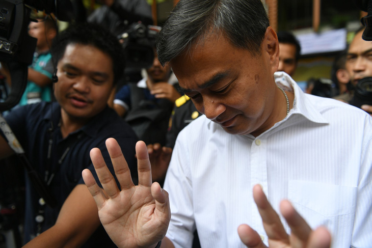 Cựu thủ tướng Thái Abhisit từ chức lãnh đạo đảng sau thất bại bầu cử - Ảnh 1.