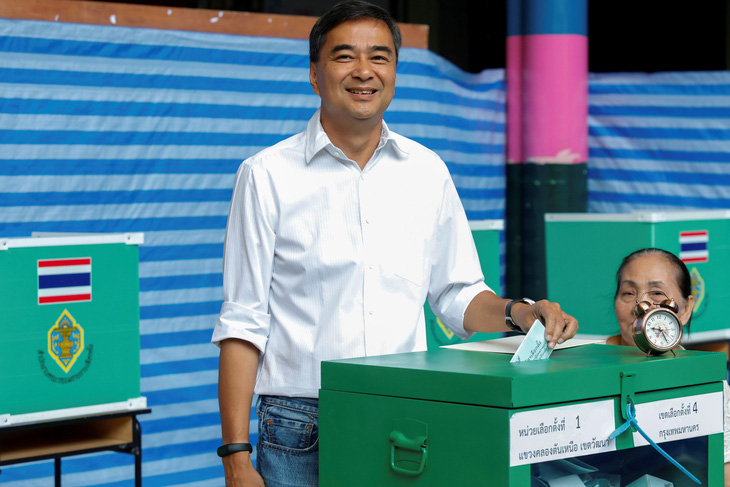 Cựu thủ tướng Thái Abhisit từ chức lãnh đạo đảng sau thất bại bầu cử - Ảnh 2.