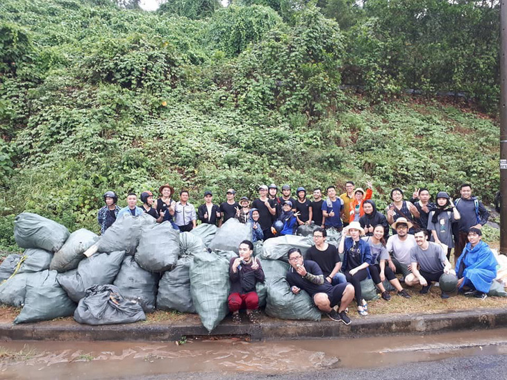 Hàng chục bạn trẻ leo lên bãi rác khủng ở Đá Đen dọn rác trong mưa - Ảnh 7.