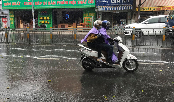 Bắc Bộ rét, Nam Bộ lại nắng nóng sau mưa trái mùa - Ảnh 1.