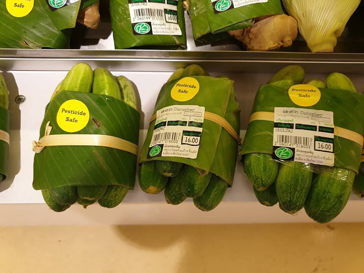 Siêu thị Thái Lan dùng lá chuối gói thực phẩm - Ảnh 3.