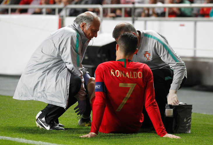 Ronaldo chấn thương, Bồ Đào Nha bị Serbia cầm chân - Ảnh 2.