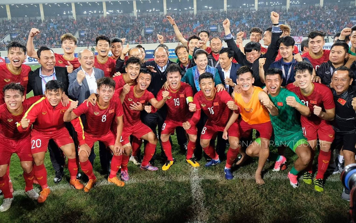Thủ tướng, Chủ tịch Quốc hội, HLV Park chụp hình cùng tuyển U23 Việt Nam - Ảnh 2.