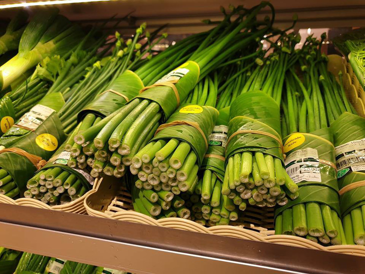 Siêu thị Thái Lan dùng lá chuối gói thực phẩm - Ảnh 7.