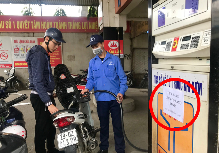 Một số cửa hàng ở Hà Nội dừng bán xăng RON95 - Ảnh 1.