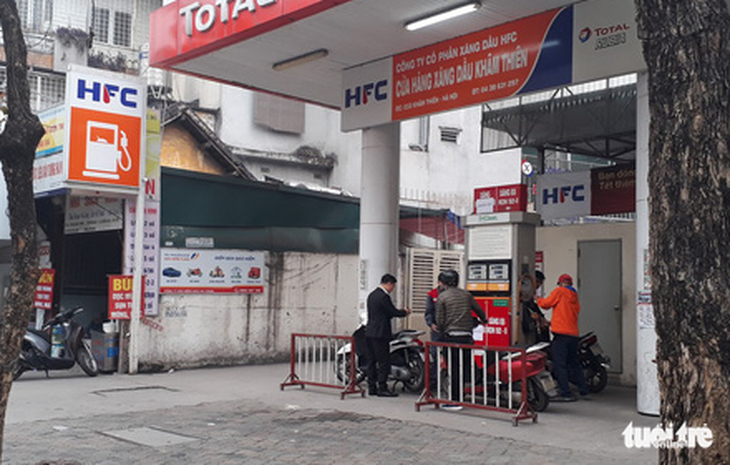 Một số cửa hàng ở Hà Nội dừng bán xăng RON95 - Ảnh 4.