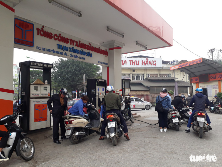 Một số cửa hàng ở Hà Nội dừng bán xăng RON95 - Ảnh 3.