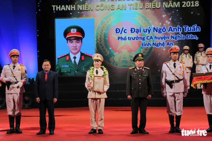 Trao thưởng thanh niên công an tiêu biểu năm 2018 - Ảnh 1.