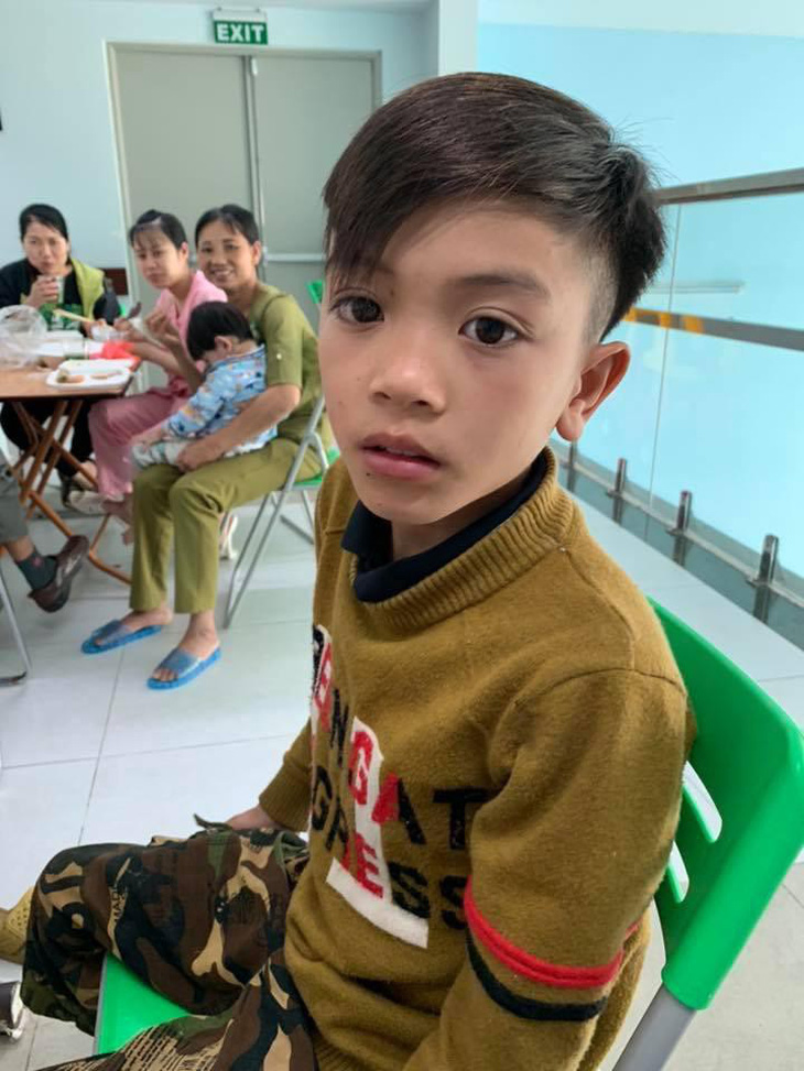 Cậu bé 13 tuổi đạp xe hơn 100km từ Tây Bắc về Hà Nội thăm em - Ảnh 2.