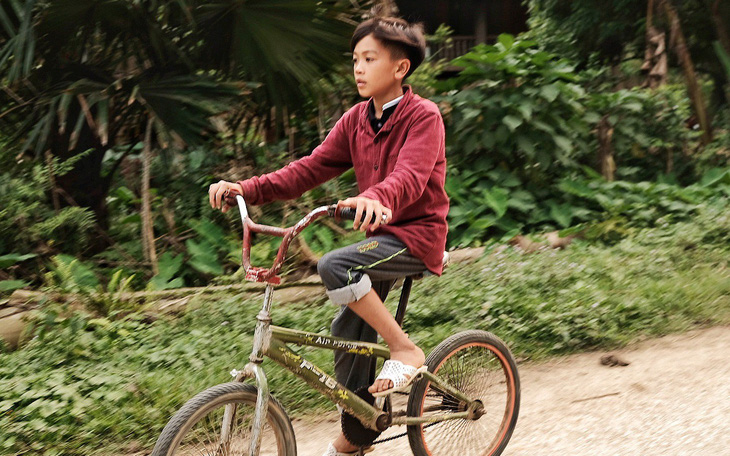 Chuyện cậu bé Sơn La đạp xe: Chúng ta chết dở với trí khôn của chính mình!