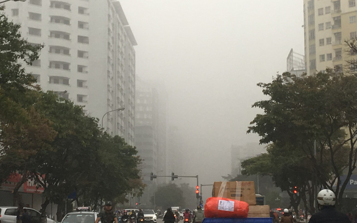 Trời mù mịt, không khí ô nhiễm bao phủ Hà Nội