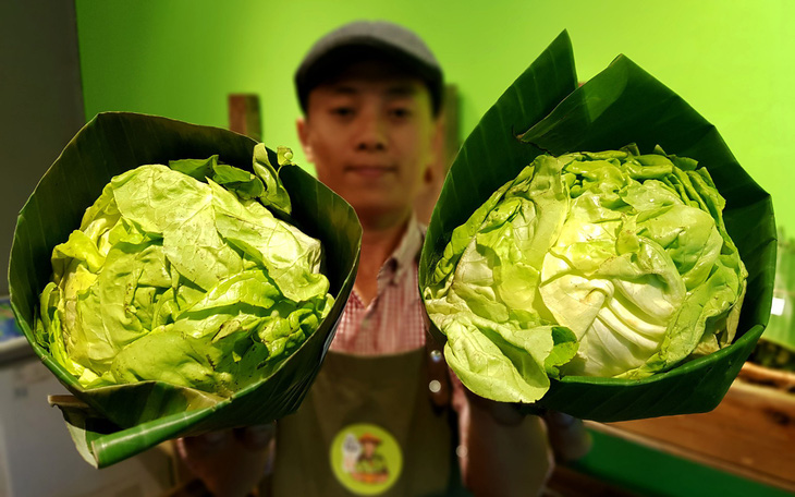 Tiệm nông sản ở Sài Gòn gói rau củ bằng lá chuối