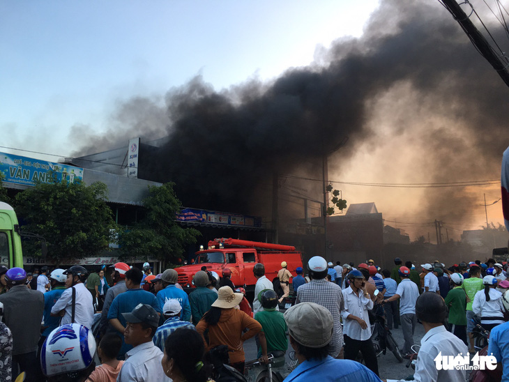 Tiền Giang: Cháy lớn tại cửa hàng xe gắn máy, nhiều xe bị thiêu rụi - Ảnh 2.