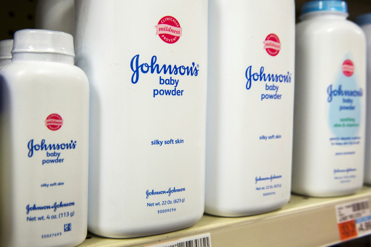 Johnson & Johnson đạt thoả thuận trong 4 vụ kiện về phấn rôm gây ung thư - Ảnh 1.