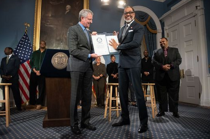 Chính trị gia New York cao 2,08m, phá kỷ lục Guinness - Ảnh 1.