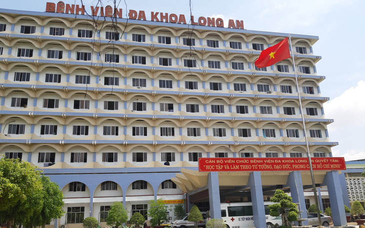 Tiêm 1 mũi thuốc kháng sinh, bệnh nhân phải lọc máu