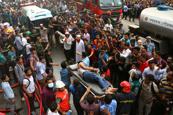 Cháy nhà cao tầng ở Bangladesh, nhiều người nhảy xuống đất tử vong - Ảnh 3.