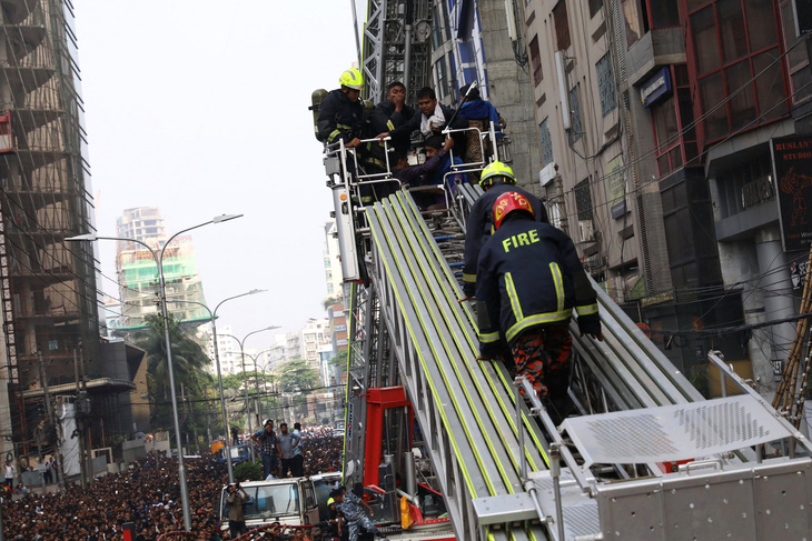 Cháy nhà cao tầng ở Bangladesh, nhiều người nhảy xuống đất tử vong - Ảnh 4.