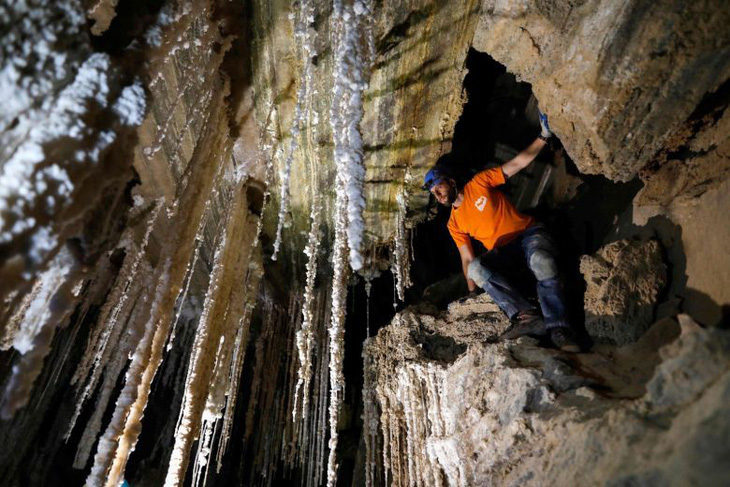 Phát hiện hang động muối dài nhất thế giới - Ảnh 1.