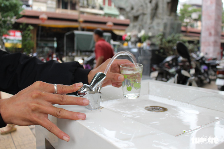 Trụ nước sạch miễn phí ở Hà Nội: Lắp 3 chỉ còn hoạt động 2 - Ảnh 2.