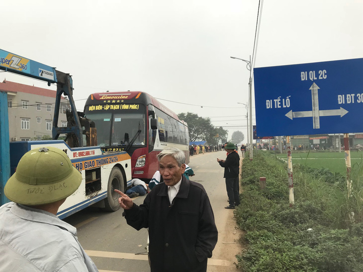 Xe đâm đoàn đưa tang làm 7 người chết: Xe khách chạy sai hành trình? - Ảnh 1.