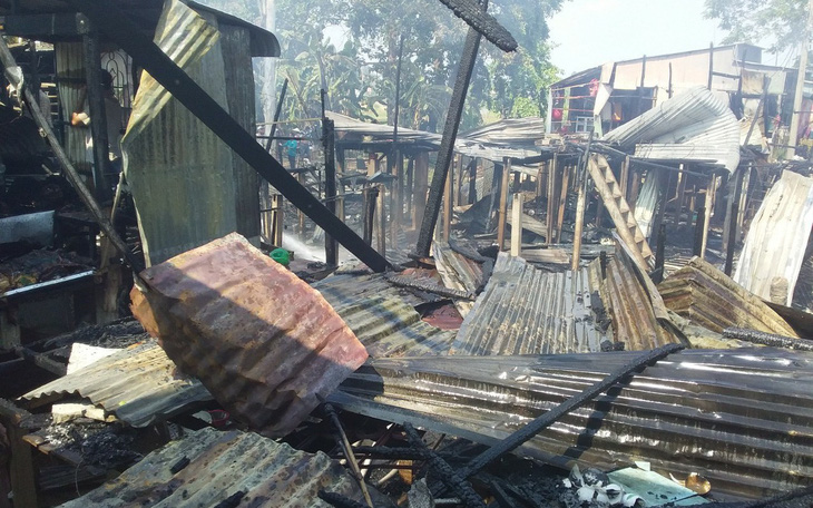 Cháy rụi 10 căn nhà ở An Giang nghi do... đốt rơm