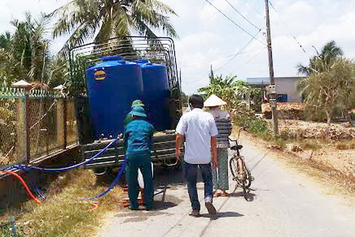 Dời ống nước để thi công, hàng trăm hộ dân mua nước sạch giá ‘cắt cổ’ - Ảnh 1.