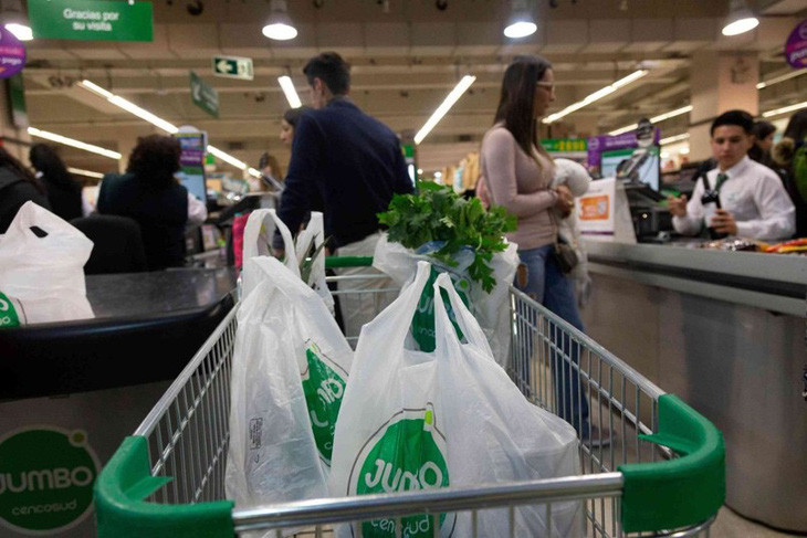 Hàn Quốc cấm sử dụng túi nilông dùng một lần tại các siêu thị - Ảnh 1.