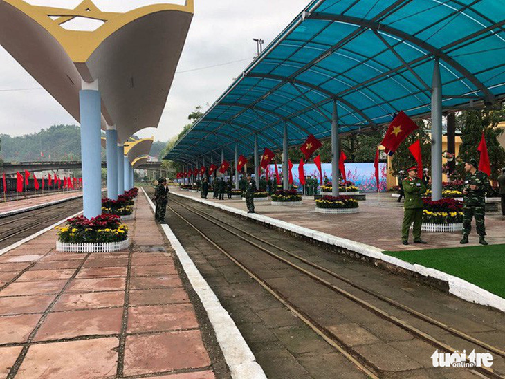 Chủ tịch Kim Jong Un vẫy chào Việt Nam, tàu rời ga Đồng Đăng - Ảnh 22.