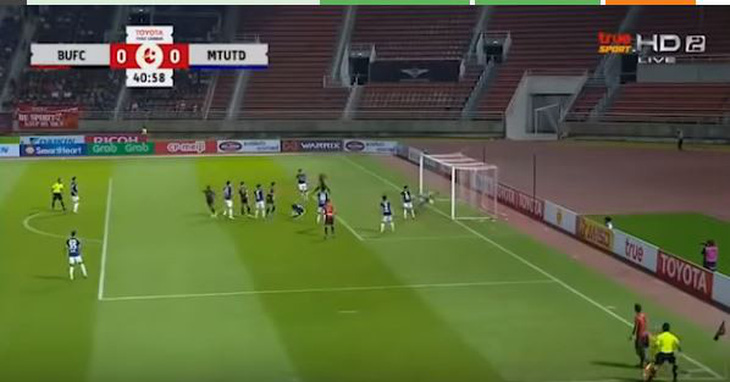 Muangthong United thua nhưng báo Thái chấm Văn Lâm điểm cao nhất - Ảnh 2.