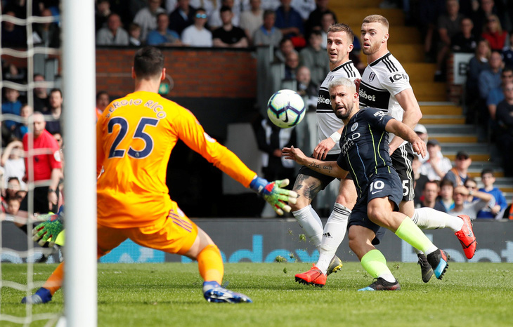 Aguero ghi siêu phẩm, M.C gia tăng áp lực lên Liverpool - Ảnh 2.