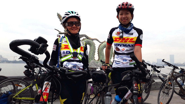 Đạp xe từ Hà Nội đến TP.HCM giúp đỡ những cuộc đời bất hạnh - Ảnh 1.