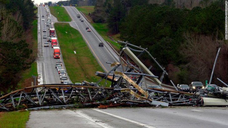 Lốc xoáy quét qua Alabama, ít nhất 23 người chết - Ảnh 1.
