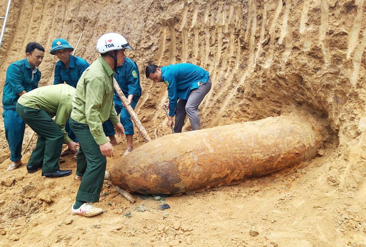 Đào đất làm vườn phát hiện quả bom nặng hơn 1 tấn - Ảnh 1.