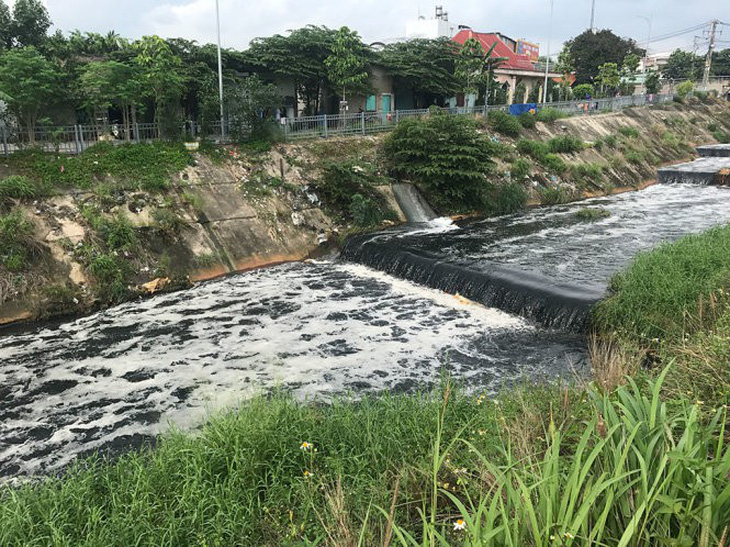 Nước kênh ô nhiễm từ Long An chảy sang Bình Chánh, TP.HCM - Ảnh 1.