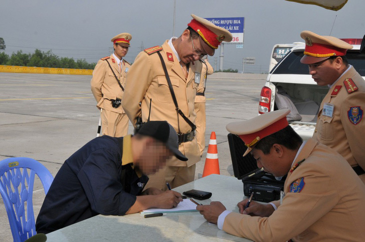 2 đợt ra quân, phát hiện 182 tài xế dương tính với ma túy - Ảnh 1.