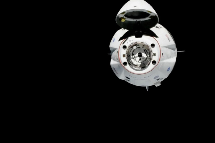 Tàu Crew Dragon kết nối ISS - bước tiến mới đưa con người vào không gian - Ảnh 1.