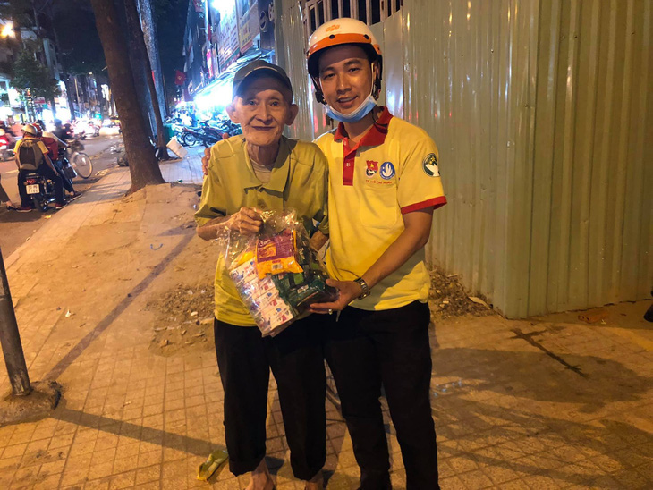 Học trò Sài Gòn tặng quà tết cho người nghèo mưu sinh trong đêm - Ảnh 3.