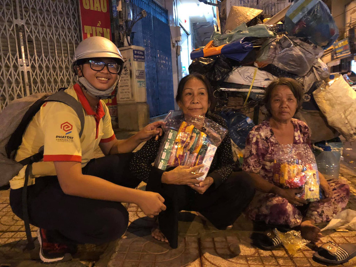 Học trò Sài Gòn tặng quà tết cho người nghèo mưu sinh trong đêm - Ảnh 1.