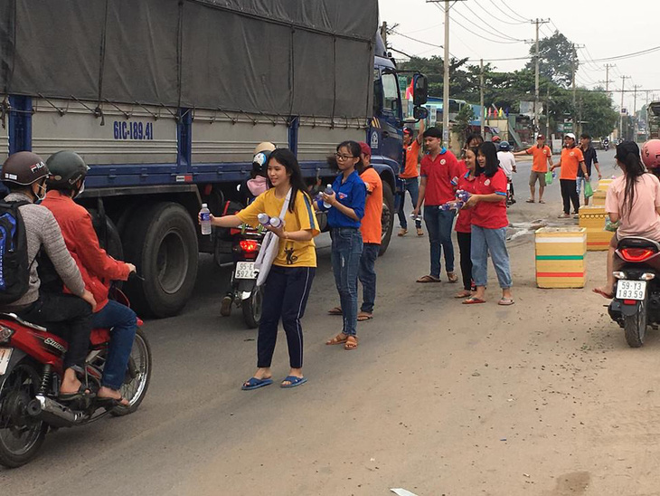 Tiếp bánh mì, nước uống cho công nhân ở Củ Chi trên đường về quê đón tết - Ảnh 1.