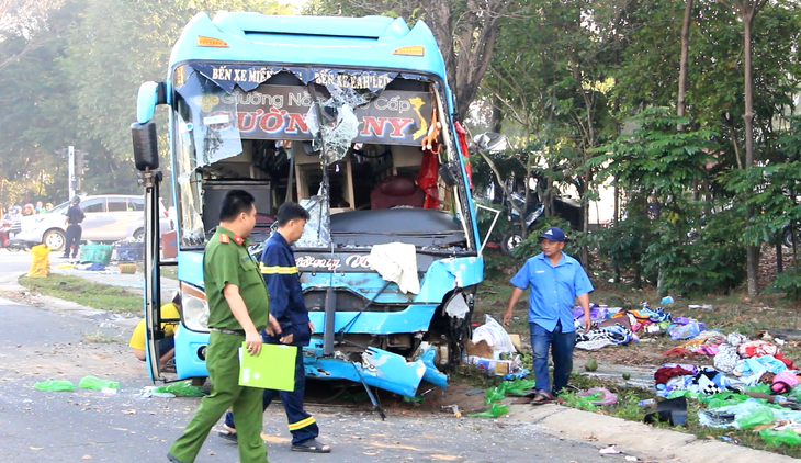 Xe khách lật nhào sau tông xe tải, khách đập cửa kính thoát thân - Ảnh 1.