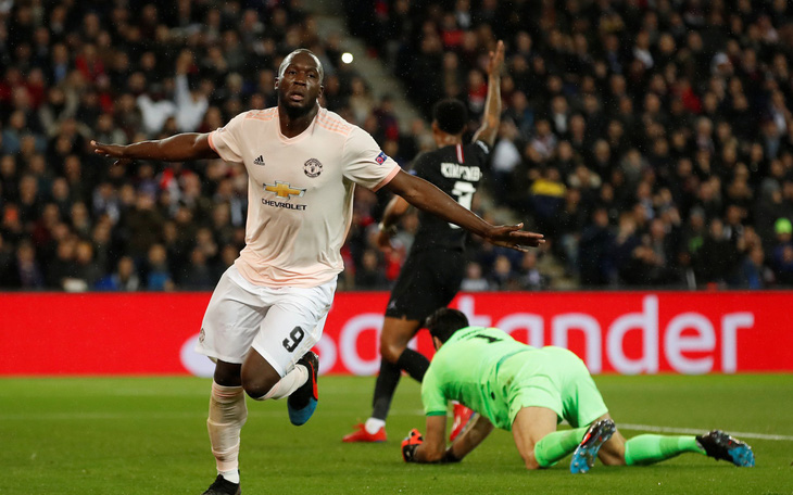 Lukaku và VAR giúp M.U ngược dòng khó tin, loại PSG khỏi Champions League