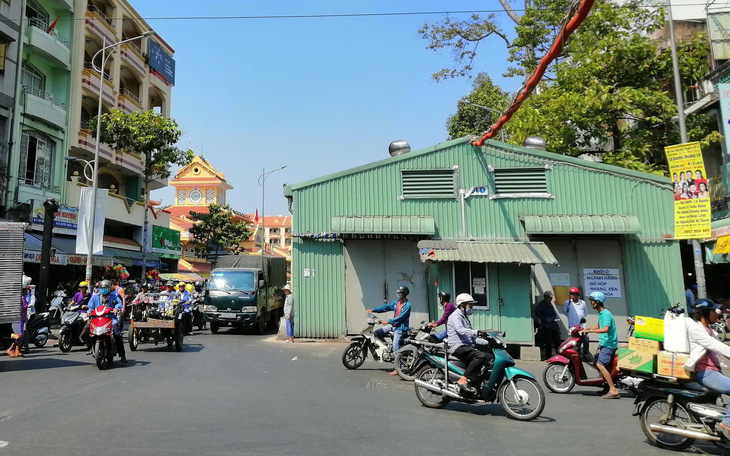 TP.HCM yêu cầu tháo dỡ chợ tạm Bình Tây chiếm dụng lòng đường