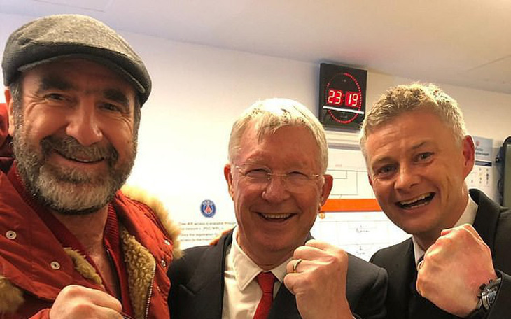 Ngài Alex Ferguson và Cantona chia vui cùng Solskjaer ở phòng thay đồ