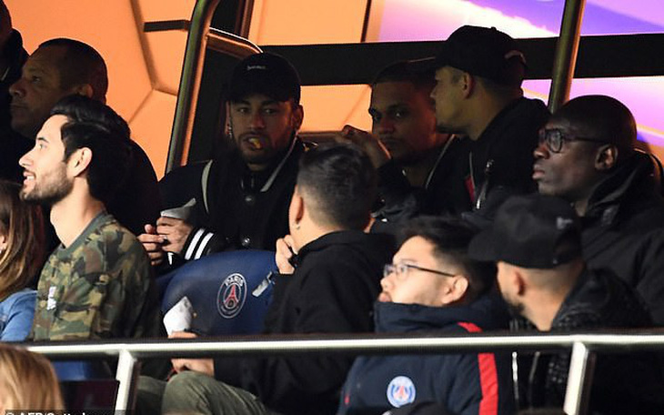 Neymar phẫn nộ với VAR sau khi PSG thua đau M.U